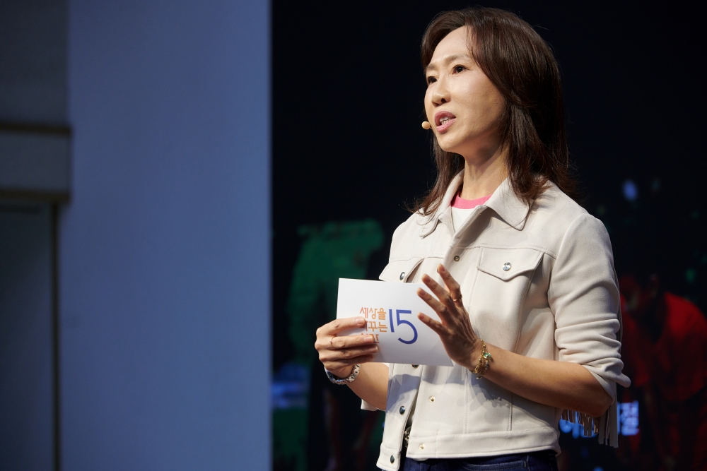 경기도평생교육진흥원 X 세바시 강연회 4회의 강연자 정유정(소설가)이 무대에서 강연하는 모습