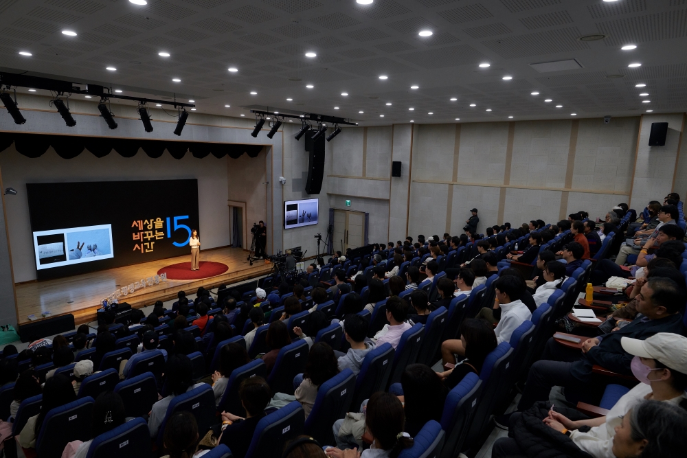 무대에서 강연하는 김소민과 강연을 듣는 청중들을 전체적으로 함께 비춘 장면