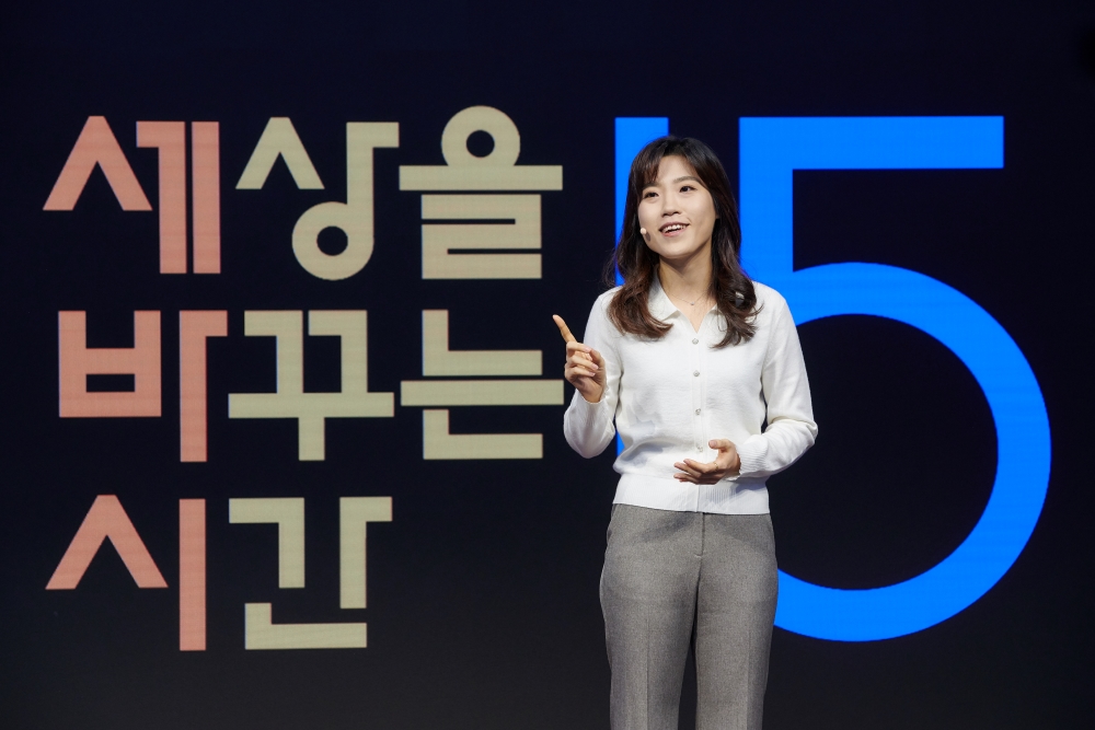 경기도평생교육진흥원 X 세바시 강연회 4회의 강연자 김소민('여기, 저 살아있어요' 저자)이 무대에서 강연하는 모습